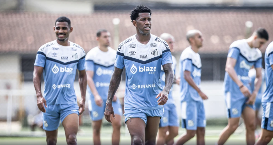 Zagueiro Gil em treino do Santos no CT Rei Pelé