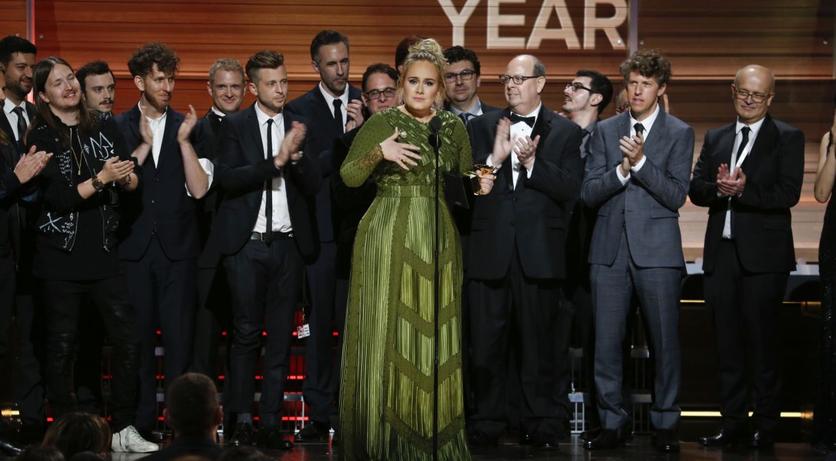 Adele dedica o prêmio de Álbum do Ano à Beyoncé durante o Grammy 2017.
