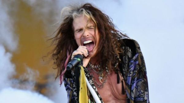 Steven Tyler, vocalista do Aerosmith, vai tratar um problema em suas cordas vocais