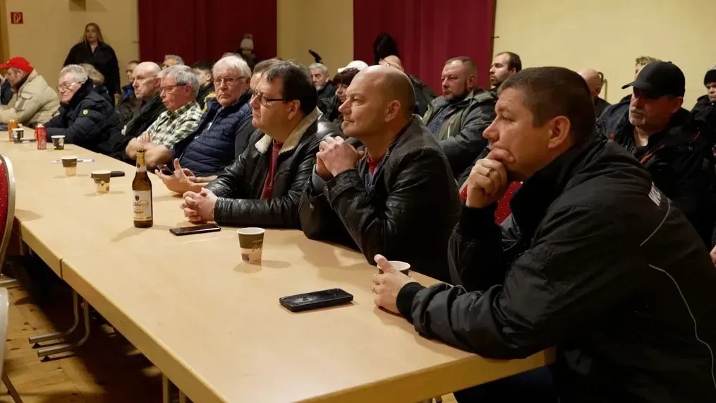 Membros da audiência na reunião da AfD em Freienthal