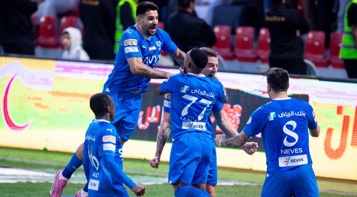 Jogadores do Al-Hilal comemoram gol na vitória sobre o Al-Ettifaq