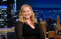 Amy Schumer rebate críticas sobre seu corpo: "Estou forte e bonita"