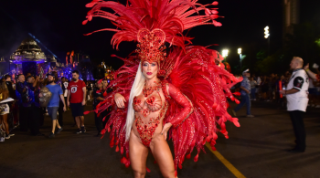 Musa do Carnaval chegou a ser levada para uma ambulância, na madrugada deste domingo (11), no Anhembi