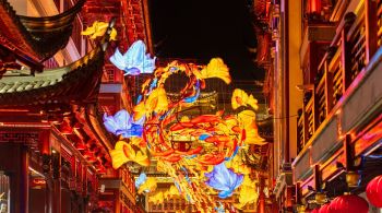 O mito de "Nian" é o pano de fundo de algumas das principais tradições do Ano Novo na China, desde os fogos de artifício até a utilização da cor vermelha