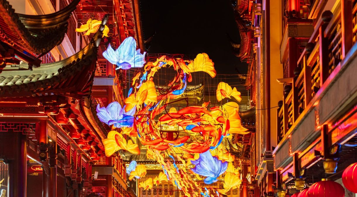 Durante a celebração do Ano Novo Chinês, o Jardim Yu Yuan é decorado com lanternas e iluminação, 2024 é o ano do Dragão no calendário lunar chinês.