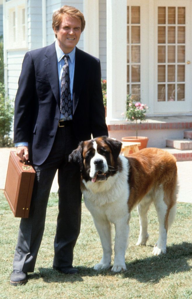 Charles Grodin ao lado do cachorro Beethoven, em 1993