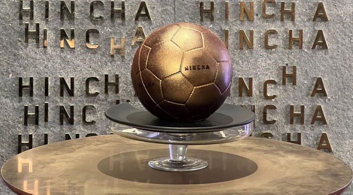 Sobremesa do restaurante de Messi que simula uma Bola de Ouro