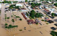 Rio Acre ultrapassa cheia histórica e cidade de Brasileia praticamente "some" em meio à água