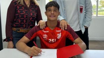 Bruninho Samudio, que também é goleiro, tem 14 anos e fechou contrato com o clube paranaense