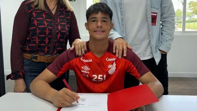 Bruninho Samudio assinou contrato com o Athletico-PR
