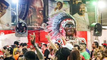 Marca do bloco, figura de um indígena estilizado é referência do carnaval de rua carioca