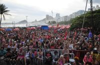 Blocos do pós-Carnaval arrastam foliões para as ruas do RJ neste domingo (18)