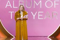 Grammy: Céline Dion faz rara aparição desde diagnóstico de síndrome neurológica