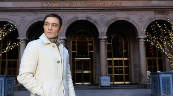 Ator posou em frente ao Hotel Lotte New York Palace, nos Estados Unidos