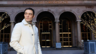 Ed Westwick revisita local de gravações de "Gossip Girl" e diz: "I'm Chuck Bass"