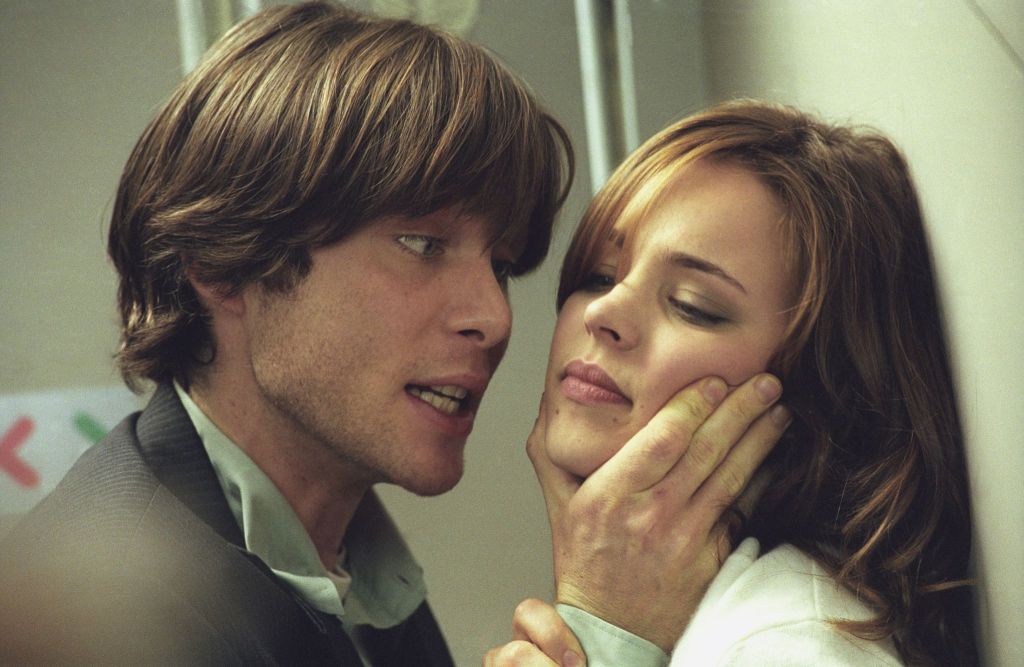 Cillian Murphy aparece ao lado de Rachel McAdams em "Voo Noturno"