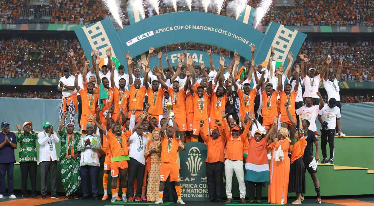 Jogadores da Costa do Marfim levantam a taça da Copa Africana de Nações