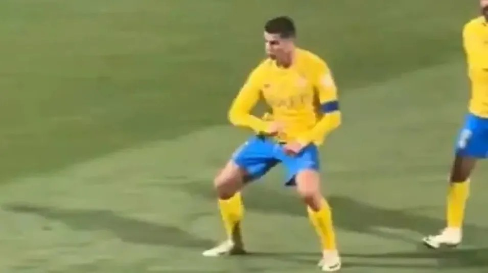 Cristiano Ronaldo faz gesto obsceno ao ouvir gritos de "Messi"