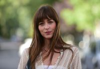 Dakota Johnson aparece de visual novo em trailer de "Daddio"; confira