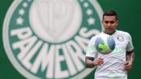 Após grave lesão, Dudu inicia trabalhos em campo no Palmeiras