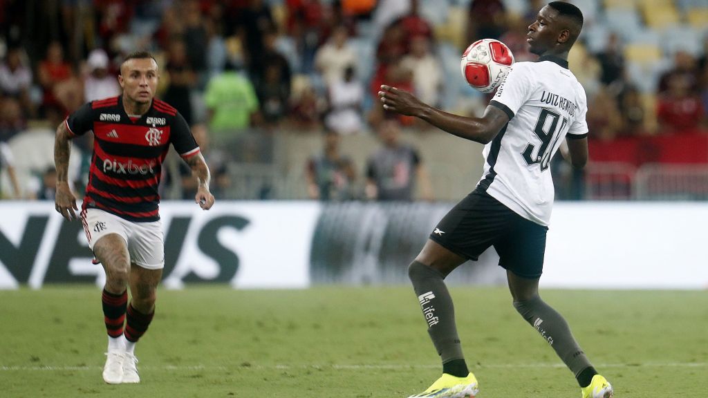 Estreante no Botafogo, Luiz Henrique domina a bola contra o Flamengo