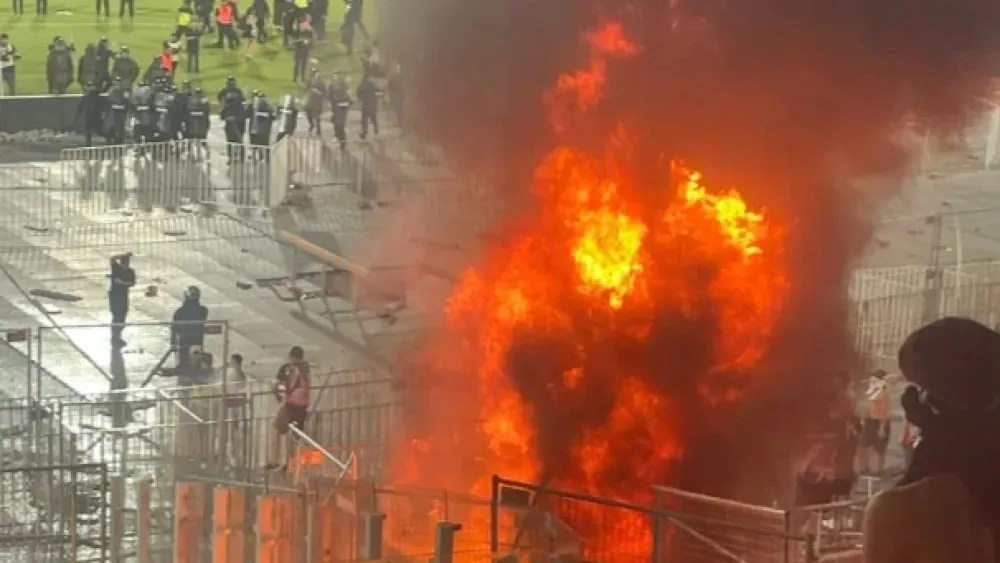 Incêndio aconteceu em confronto entre torcedores do Colo-Colo e a polícia