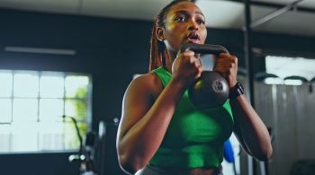 Construir músculos é fundamental para a saúde, mas requer ajustes importantes na alimentação e no treino; saiba o que pode atrapalhar