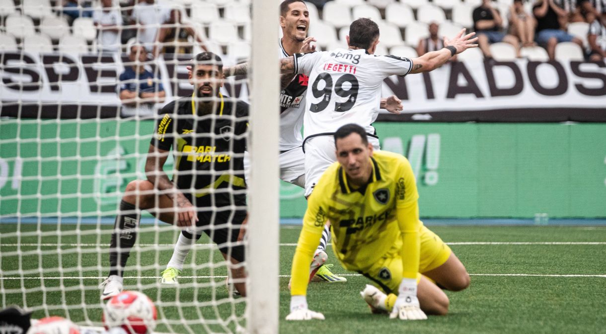 Vegetti e Praxedes comemoram gol do Vasco sobre o Botafogo, enquanto Gatito lamenta
