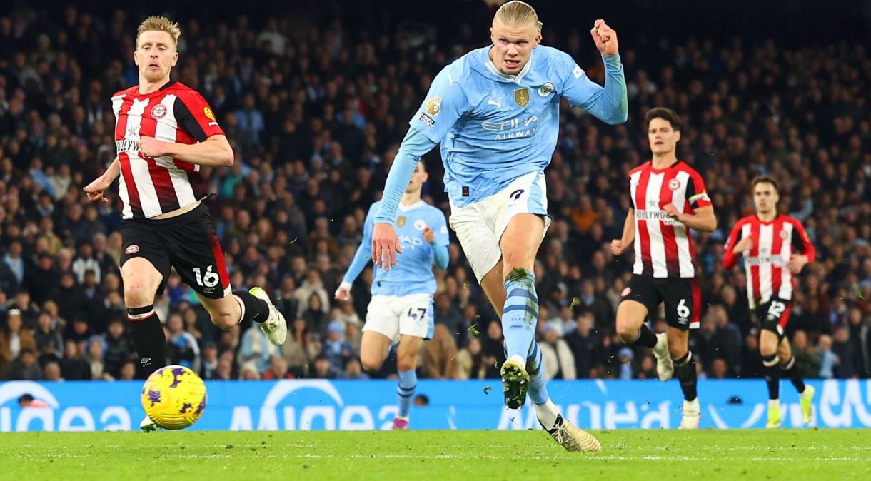 Haaland finaliza após bela arrancada para marcar o gol da vitória do Manchester City sobre o Brentford