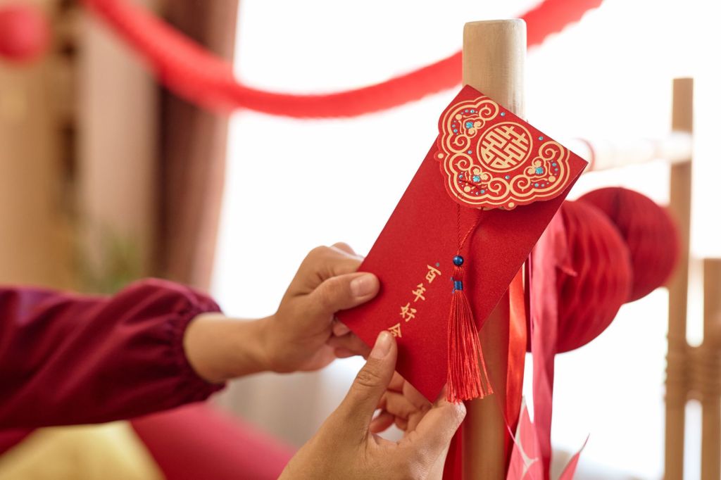 Na tradição chinesa, o Hongbao é ofertado em diversas ocasiões, tais como casamentos, inaugurações e no ano novo.