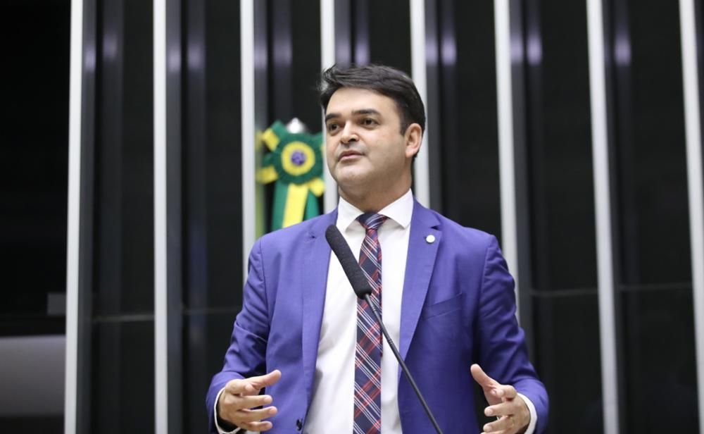 O deputado Rubens Pereira Júnior (PT-MA) durante discurso no plenário da Câmara