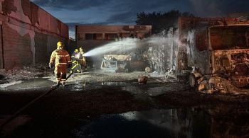 Segundo o Corpo de Bombeiros, investigações da perícia da Polícia Civil averiguam a possibilidade de o incêndio ter sido provocado