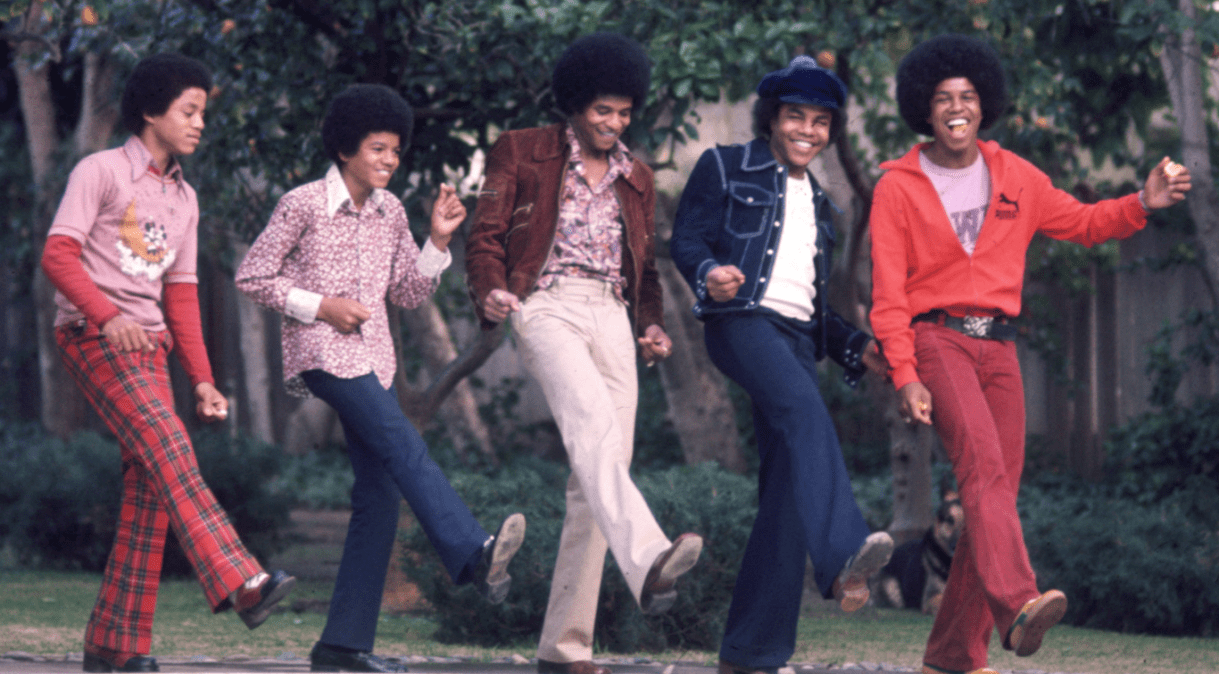 Da esquerda para a direita, Marlon Jackson, Michael Jackson, Jackie Jackson, Tito Jackson e Jermaine Jackson