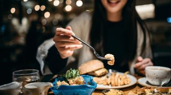 Muitas pessoas têm o hábito de comer depois das 21h; veja o que especialistas e estudos falam sobre esse comportamento