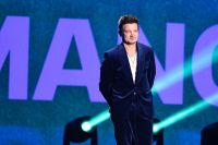 Jeremy Renner sobe ao palco do People's Choice Awards após grave acidente