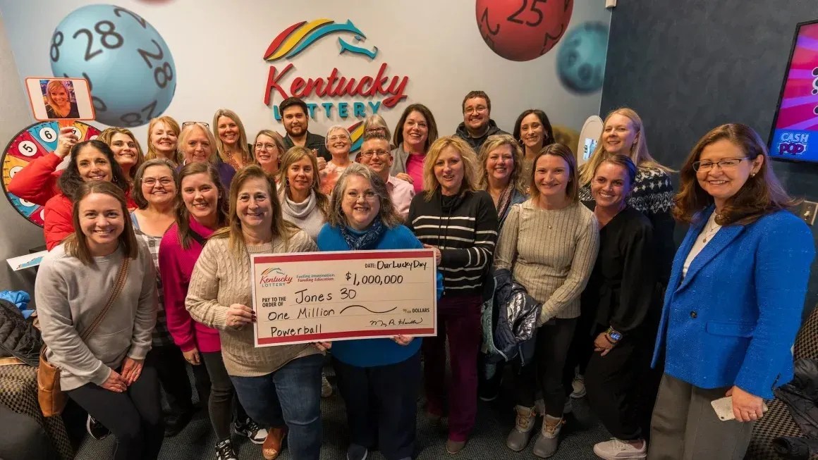 Trinta funcionários atuais e ex-funcionários de uma escola de ensino médio em Kentucky ganharam um jackpot da Powerball de US$ 1 milhão