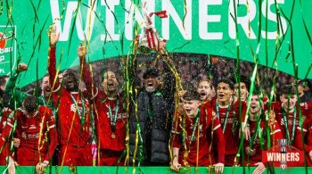 Campeão nacional, continental e mundial com o Liverpool, Jürgen Klopp comemora título da Copa da Liga Inglesa