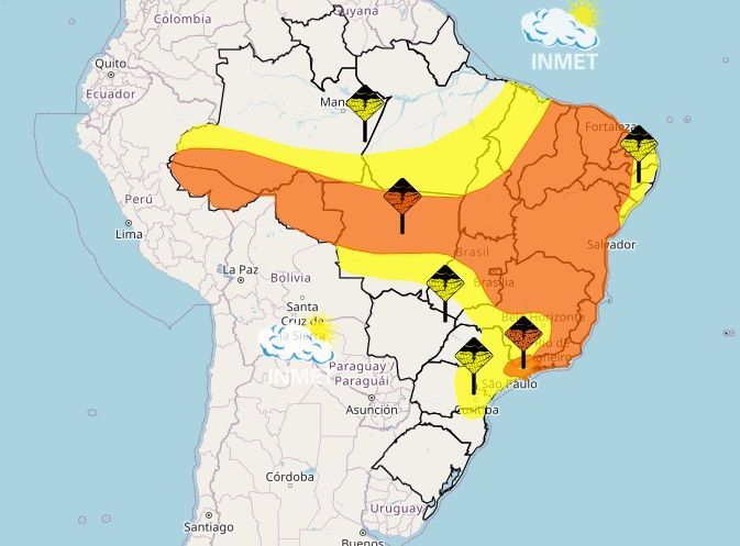 Áreas em laranja com alerta para grandes acumulados de chuva