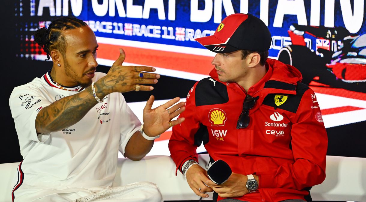 Hamilton e Leclerc conversam antes do GP de Silverstone