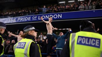 Incidente ocorreu nesta quarta (28), em Stamford Bridge; homem foi levado a hospital