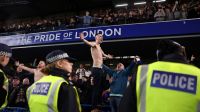 Vídeo: Torcedor do Leeds cai da arquibancada de estádio do Chelsea