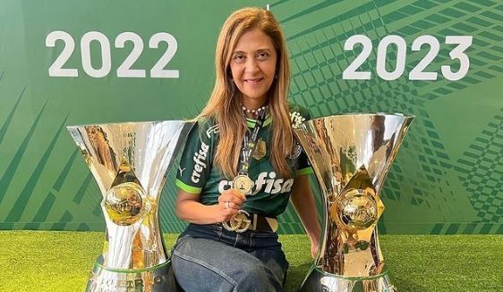 Presidente Leila Pereira posa ao lado de troféus