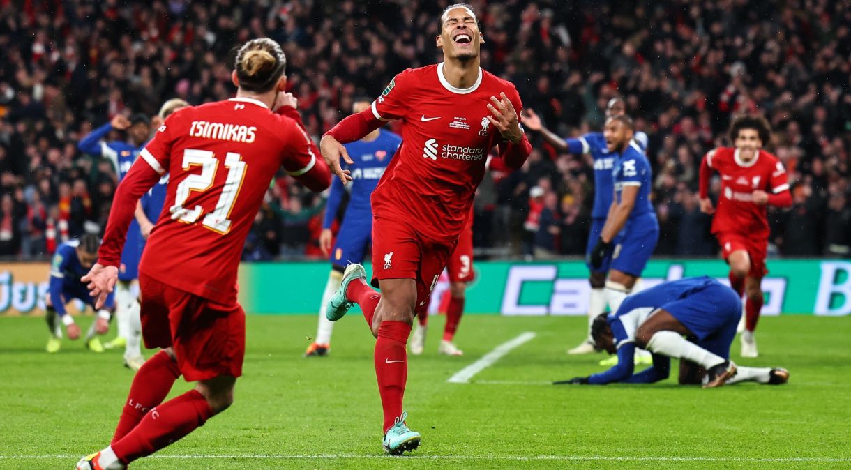 Van Dijk comemora o gol do título do Liverpool sobre o Chelsea na Copa da Liga Inglesa