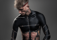 Machine Gun Kelly cobre corpo com tatuagem blackout: "Propósito espiritual"