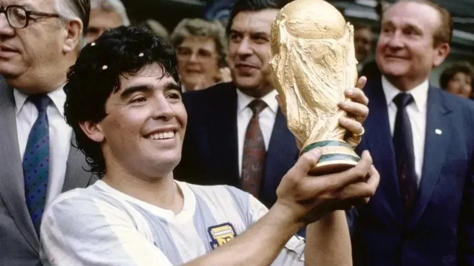 Maradona com a taça da Copa do Mundo de 1986