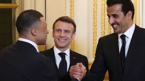 Kilian Mbappé ao lado de Emmanuel Macron, presidente da França, e Tamim bin Hamad al-Thani, emir do Catar e acionista majoritário do PSG