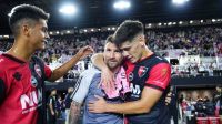 Jogadores do Newell's fazem fila para tirar foto com Messi; vídeo