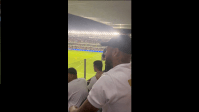 Neymar vai a Santos x Corinthians e é ovacionado na Vila Belmiro