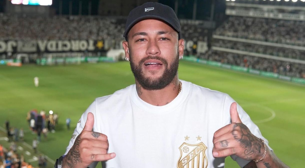 Neymar assistiu ao jogo entre Santos e Corinthians pelo Paulistão na Vila Belmiro