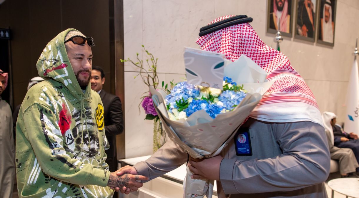 Neymar foi recebido com flores e atendeu aos fãs em seu retorno ao Al-Hilal